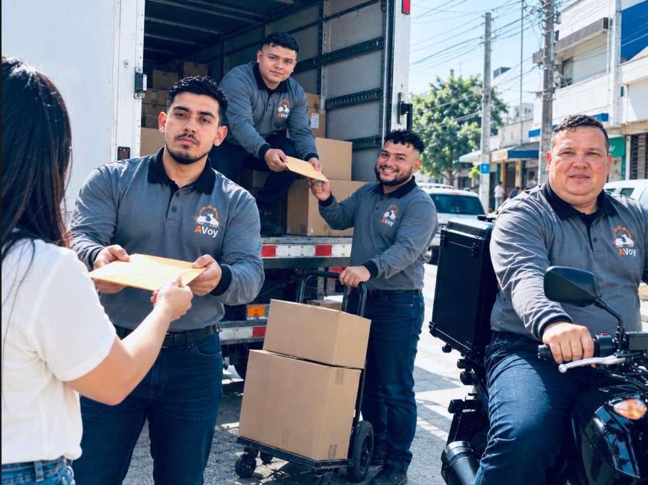 Equipo de AVoy entregando documentos y paquetes a una clienta
